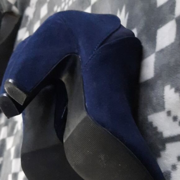 Candies Faux Suede Navy 4 Inch Block Heel Ankle Booties Size  7 - Picture 9 of 14